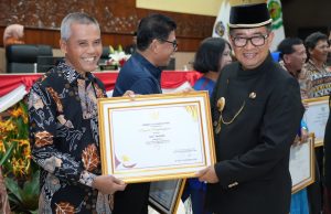 Wardi Dinobatkan Jadi Tokoh Pers Kaltim