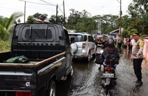 Prihatinkan Banjir, Kapolres HST “Terjun” ke Daerah Genangan, Ini Wanti-wantinya kepada Warga