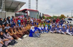 Rendi Solihin Serahkan Bantuan Bus Sekolah ke Kecamatan Muara Jawa