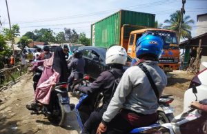 Puluhan Jam Lebih Macet, Truk Kontiner Terperosok di Jembatan Darurat Ruas Trans Kalimantan
