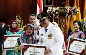 Ibu Oemy dan dr Meniek