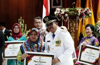 Ibu Oemy dan dr Meniek