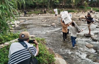 Babinsa Kodim 1002/HST Kawal Logistik Pemilu ke TPS Terluar, Camat BAT : Medannya Cukup Sulit