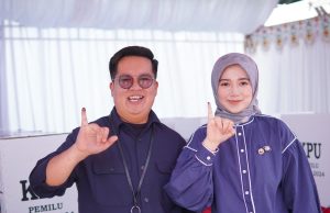 Wabup Kukar dan Istri Gunakan Hak Pilih di TPS 13 Samboja