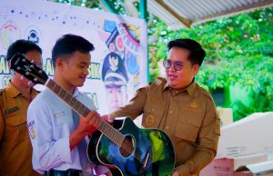 Wabup Rendi Solihin Dukung Kreativitas Anak Muda, Pelajar di Samboja Terima Set Alat Musik