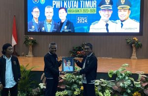 Saat Hadiri Pelantikan PWI Kutim, Ardiansyah : Kebenaran Bisa Kalah, Tapi Tidak Akan Salah