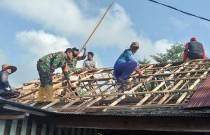 Personel Koramil 06/Barabai Turun ke Desa Ayuang HST, Danramil : Ini Wujud Kepedulian TNI-AD