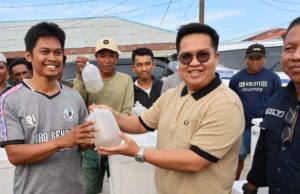 Wabup Kukar Serahkan Bantuan Perikanan di Muara Badak, Rendi: Bagian dari Ekonomi Kerakyatan