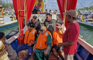 Kemeriahan Pesta Laut, Rendi Solihin Terkena Lemparan Air Berlimbur