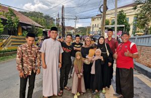 Ramadan Penuh Berkah, Jaranan Suryo Wijoyo Bagi-bagi Takjil Buat Pengendara