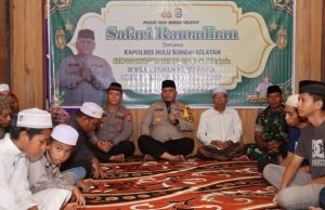 Buka Puasa di Mapolsek Simpur, Kapolres HSS Berikan Bingkisan kepada Warga Sekitar Pantai Ulin
