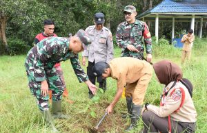 Serukan Cinta Alam, Babinsa Telang HST Pelopori Penanaman Pohon Bersama Warga Binaannya
