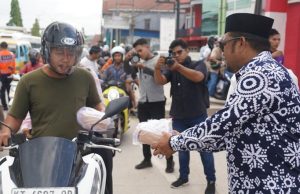 HIKMA Kutim Bagikan Takjil di Jalan Yos Sudarso