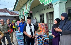 Rendi Solihin Salurkan Bantuan dan Dukungan Moril Kepada Warga Korban Kebakaran di Pal 05 Tenggarong