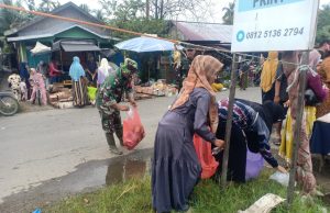 Bersihkan Sampah di Pasar Mahang HST, Koramil 1005-05 Ajak Warga tak Buang Sampah Sembarang