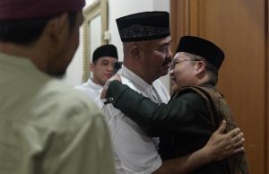 Pelukan Hangat Jadi Pembuka Silaturahmi Rendi Solihin ke Kediaman Edi Damansyah