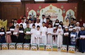 Bupati Edi Bagikan Bingkisan untuk Anak Yatim dan Sejumlah Tokoh