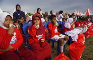 Peringati HKG ke-52, TP PKK dan Dinas Ketahanan Pangan Lakukan Gerakan Makan Telur dan Minum Susu Gratis