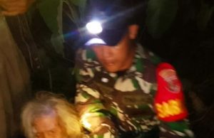 Tak Pulang Sampai Malam, Nenek 70 Tahun Ditemukan Babinsa 1002-04 dan Warga di Hutan Tabudarat HST