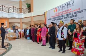 Kenakan Pakaian Adat, 59 Panwascam se-Kukar Dilantik