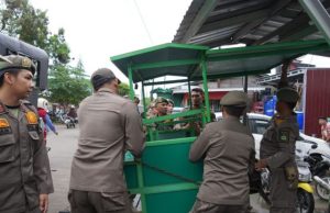 Satpol PP Gelar Operasi Penertiban Pedagang yang Berjualan di Badan Jalan