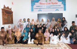 Gelar Pengajian, DWP DPPKB Serahkan Paket Sembako ke Ponpes