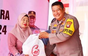 Polres HST Bagi Bansos Jelang Hari Bhayangkara, Kapolres : Ini Momentum Kami Mendekatkan Diri