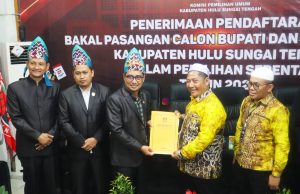 Diawali Restu Guru Bakhiet, 2R Menyala Abangku Jalan Kaki Mendaftar ke Kantor KPU HST