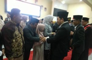 Semarak, 30 Anggota DPRD HST Resmi Angkat Sumpah/Janji, Dua Kandidat Bacabup Berangkulan