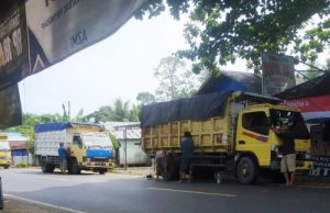 Ramai Lagi, Dump Truk Angkut Batu Bara di Jalan Raya Trans Kalimantan, Ada Insiden Pecah Ban