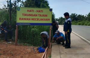 Kurangi Angka Kecelakaan, Dishub Kutim Pasang Rambu Peringatan di Jalan Poros Bengalon-Kongbeng