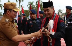 HUT ke-79, Komandan Brimob Peroleh Kue dari Pjs Bupati Kukar