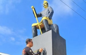 Peringati Hari Pahlawan, Dinsos Bersihkan Tugu Pahlawan