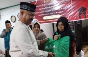 Safari Subuh di Loa Tebu, Bupati Edi Damansyah Serahkan Bantuan