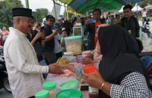 Resmikan Pasar Ramadan, Bupati Apresiasi Badan Pengelola Masjid Agung Sultan AM Sulaiman