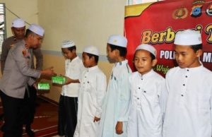 Polres HST Bagikan Takjil ke Ponpes, AKBP Jupri : Ini Wujud Kepedulian Polri ke Masyarakat