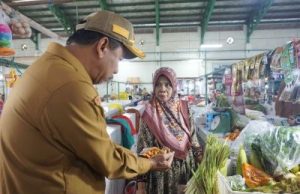 Sekkab Monitor Pasar Mangkurang, Stok Bahan Pokok Cukup, Produk Pangan Lokal Bisa Bersaing