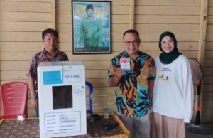 Sarkowi V Zahry Gunakan Hak Pilih di PSU Pilkada Kukar 2025