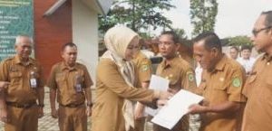Sekwan DPRD Kaltim Pimpin Apel Pagi Sekaligus Serahkan SK Kenaikan Pangkat