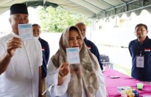 Bupati Edi Damansyah dan Sekkab Sunggono Mencoblos di TPS yang Sama