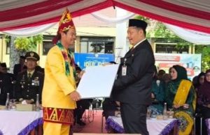 Dorong Pemerataan Pendidikan di HST, Bupati Rizal Serahkan 22 Starlink untuk Sekolah Terpencil
