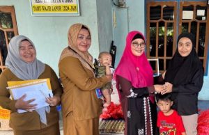 Ketua TP PKK Kutim Siti Robiah, Serahkan 10 Paket PMT di Teluk Lingga