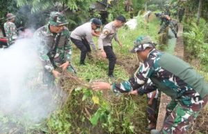 Libatkan Polisi dan Masyarakat, Kodim 1002/HST Bersihkan Sungai Lunjuk, Sambut HUT Ke-67 Kodam VI/Mlw