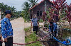 Pegawai Kantor Kecamatan Sebulu Gelar Gotong Royong Bersihkan Lingkungan
