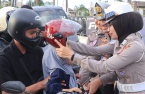 Operasi Patuh Mahakam 2025, Polres Kutim Bagikan Helm, Bunga dan Pin