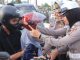 Operasi Patuh Mahakam 2025, Polres Kutim Bagikan Helm, Bunga dan Pin