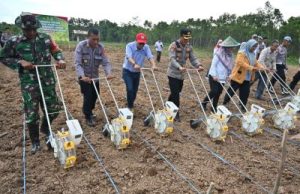 Dukung Program Ketahanan Pangan Nasional, Polres Kutim dan KPC Lakukan Penanaman Jagung di PESAT