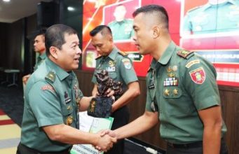 Sukses TMMD ke-124, Kodim 1002/HST dan Bupati Samsul Rizal Terima Penghargaan dari KASAD