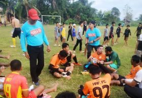 Semarak! Sepak Bola Liga Desa Bamban Dimulai, Ketua DPRD HSS Cetak Gol di Laga Pemanasan