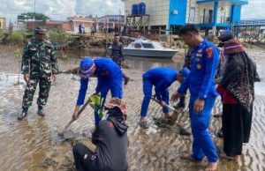 Sambut HUT Kemerdekaan, Polres Kutim Tanam Mangrove di Pesisir Pantai Kenyamukan